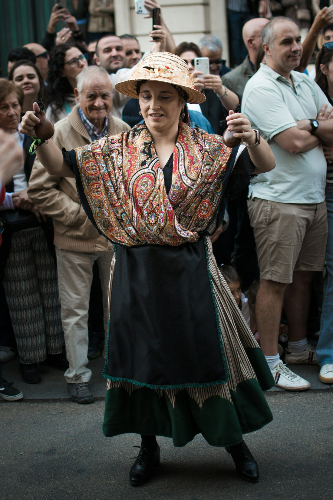 Historischer Vergleich: Italienische Damenmode vs. andere europäische Modestile - Trendy Fashion