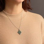 Halskette mit Holzanhänger - 'Tribal Echo'