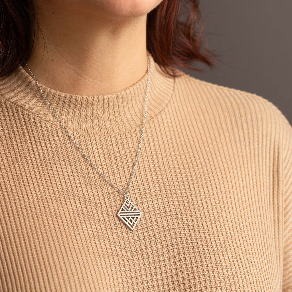 Halskette mit Holzanhänger - 'Tribal Echo'