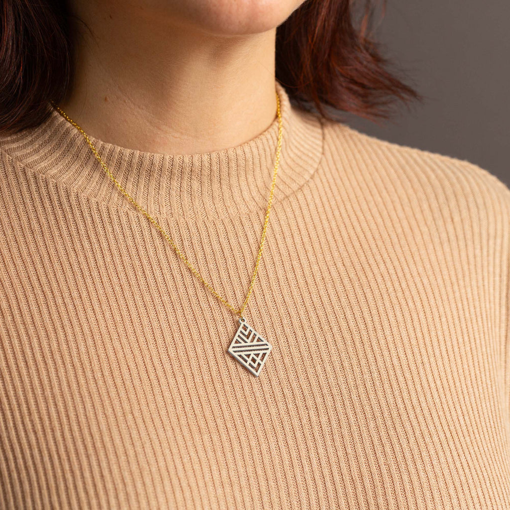 Halskette mit Holzanhänger - 'Tribal Echo'