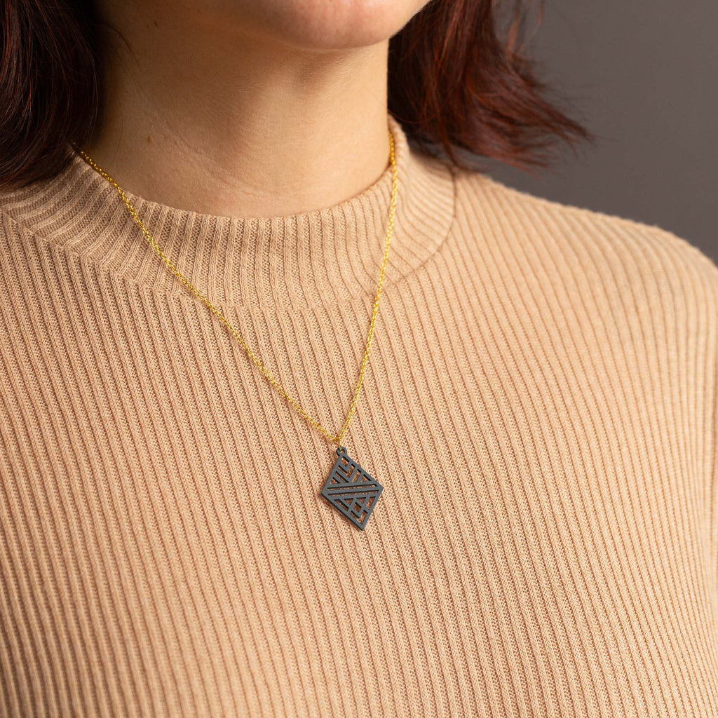 Halskette mit Holzanhänger - 'Tribal Echo'