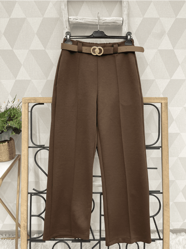 Lange Hose mit Gürtel und Taschen