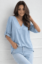 Gestreifte Baumwollbluse mit V-Ausschnitt Seitenansicht – sommerlich & bequem