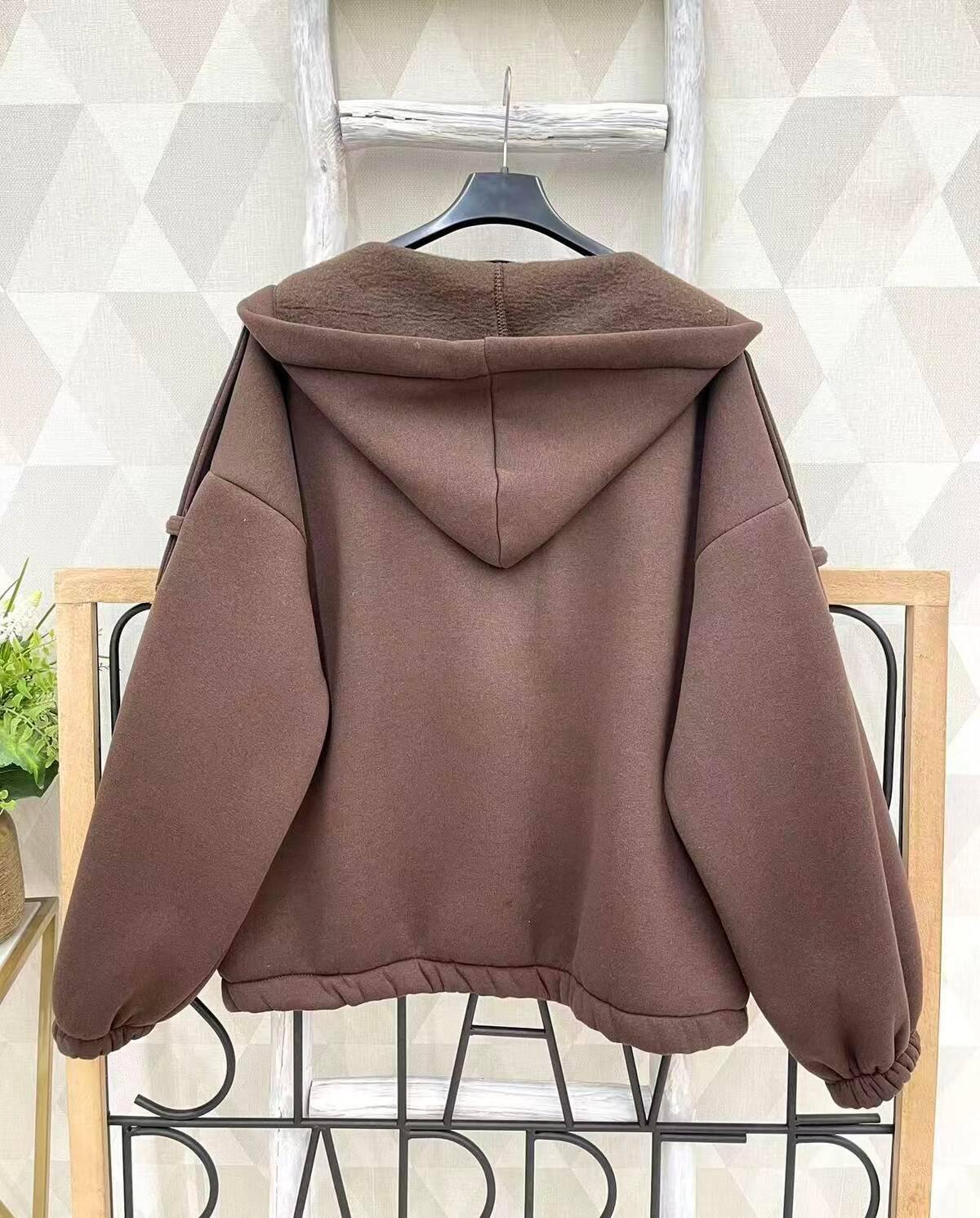 Dicke lässige Jacke mit Kapuze, Taschen und Knöpfen - Trendy Fashion